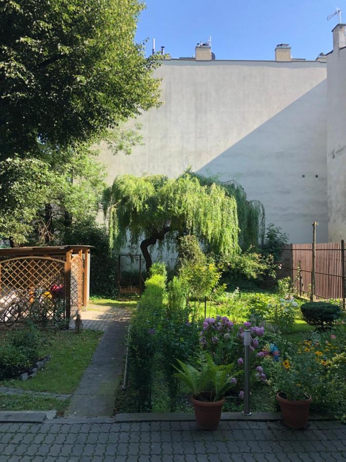 Studio Z Ogrodem Przy Starej Zajezdni Kraków Exteriör bild
